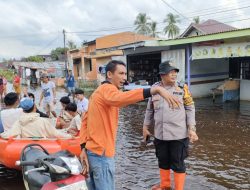 Ciptakan Situasi Tetap Kondusif Kapolsek Bangko Tinjau Masyarakat yang Terdampak Banjir di Kecamatan Bangko