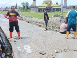 Atasi Banjir di Kelurahan Bagan Barat, Kapolsek Bangko Kompol I.M.T Sinurat SH.MH Didampingi Bhabinkamtibmas Bagan Barat Bripka Azwar Ajak Warga Gotong Royong