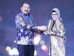 Diselenggarakan CNBC Indonesia, Jaksa Agung RI Burhanuddin Didaulat Memberikan Penghargaan CGC Awards 2024 kepada Para Pemenang