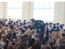 Sosialisasikan Bahaya Narkoba dan Bullying di Sekolah, Tim Hukum Kejati Kepri Sambangi SMAN 2 dan SMKN 2 Tanjungpinang