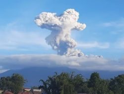 Kembali Erupsi, Gunung Marapi Sumbar Keluarkan Suara Dentuman Keras