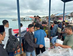 Gunakan Transportasi Laut, Kapolsek Belakang Padang Arungi Lautan Mengawal Kotak Suara Pilkada Menuju Kantor PPK
