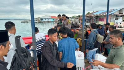 Gunakan Transportasi Laut, Kapolsek Belakang Padang Arungi Lautan Mengawal Kotak Suara Pilkada Menuju Kantor PPK