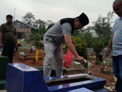 Disibukkan Jadwal Kampanye, Aries Sandi DP Luangkan Waktu Berziarah ke Makam Nenek Tercinta