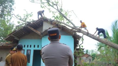 Tinjau Lokasi Bencana Angin Kencang di Sukoharjo Pringsewu, Kapolda Berikan Tali Asih