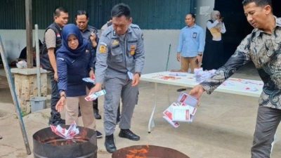 Sehari Jelang Pemungutan Suara Pilkada 2024, KPU Batam Musnahkan Ribuan Surat Suara Rusak dan Berlebih