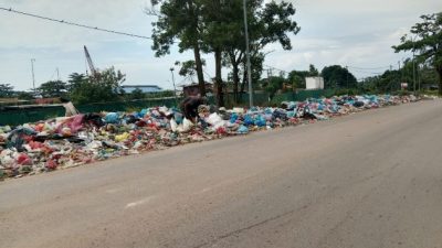 Sampah Menumpuk di Pinggir Jalan Menuju Pelabuhan Sagulung, Warga Keluhkan Bau Busuk