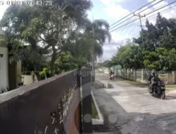 Perampok Bersenpi Gasak Kalung Emas Warga Rumbai Terekam CCTV