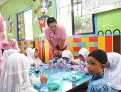 Sambangi TK Kemala Bhayangkari Belakang Padang, Kapolresta Barelang Bersama Ketua Bhayangkari Cabang Kota Barelang Gelar Pendistribusian Makanan Sehat Bergizi