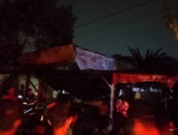Diduga Korsleting Listrik, Dua Rumah Terbakar di Kampung Dalam Palm Beach Lubuk Baja