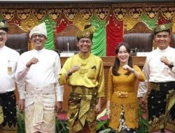 Berpakaian Adat! Amsakar Achmad dan Li Claudia Chandra Disahkan Jadi Wali Kota dan Wakil Wali Kota Batam 2025-2030
