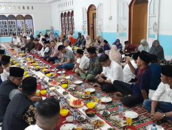 Tutup Safari Ramadhan Pemdes dan BPD Simandolak Gelar Buka Bersama Anak Yatim di Masjid Jami’.