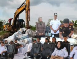 Kejari Rokan Hilir Musnahkan 800 Ballpress Pakaian Bekas Selundupan dari Malaysia