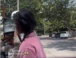 Miris ! Diduga Disuruh Mengemis, Seorang Ibu Turunkan Dua Anak di Jalan Persimpangan Sumatera Kota Pekanbaru