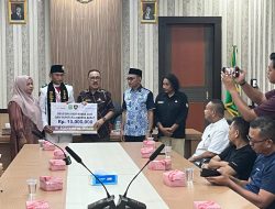 Bangga Prestasi M.Aqsyahiful,Bupati James Uang Serahkan Beasiswa Rp10 Juta